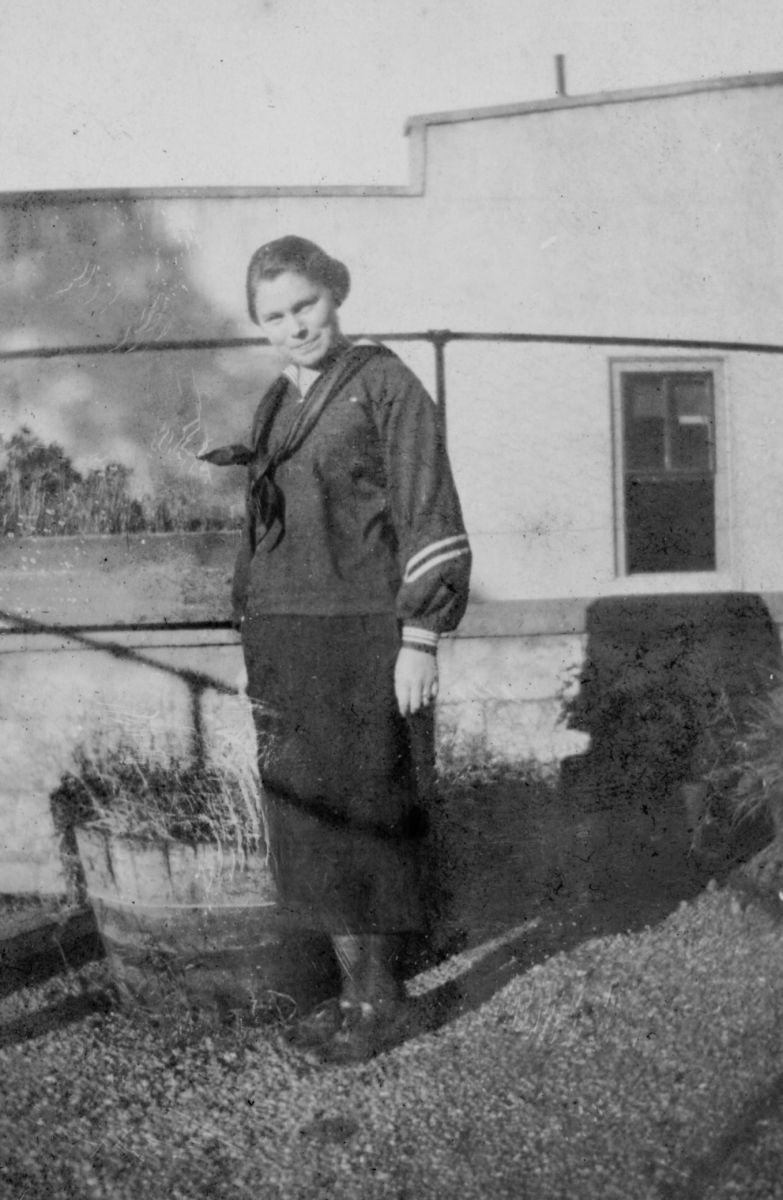 Juniata Voorheis with ring on left hand possibly pregnant with Alice Simpson 1927.